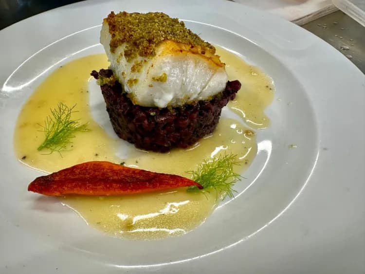 Filet de Cabillaud Sauvage, Riz Noir de Vercelli et Sauce Beurre Blanc