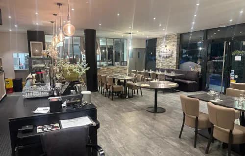 La Salle du Ristorante avec cuisine ouverte